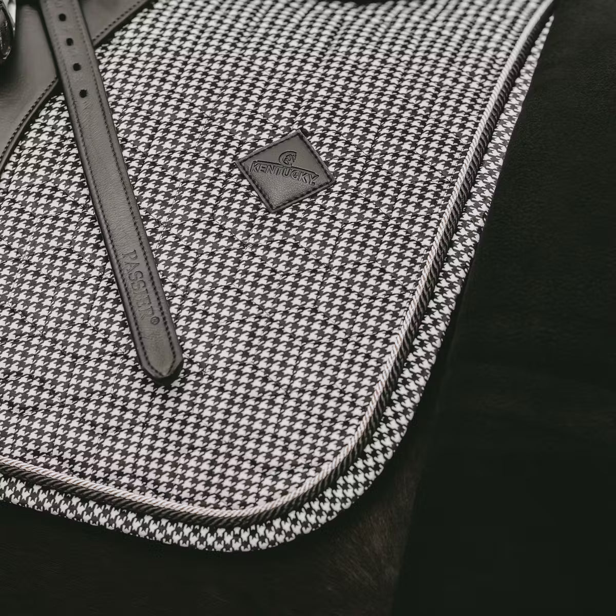 Kentucky Schabrak Pied-de-Poule dressyr