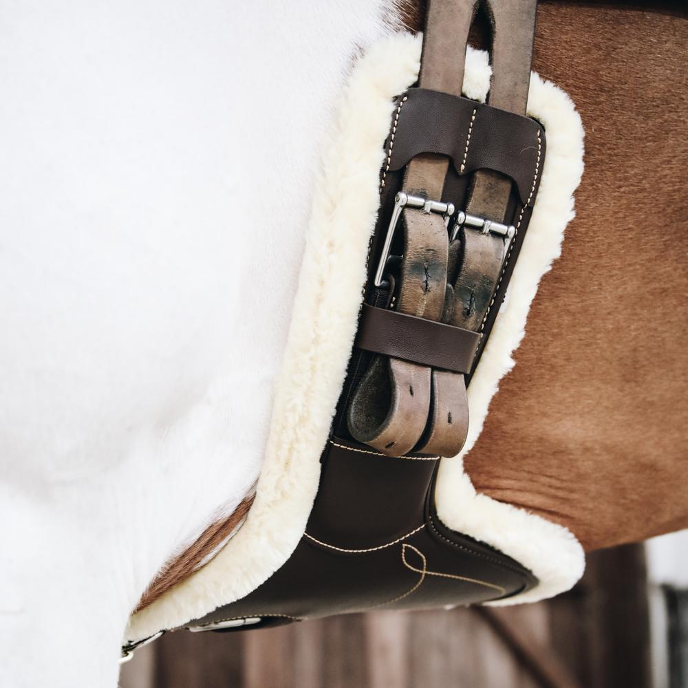 Kentucky Sadelgjord Sheepskin Short Stud