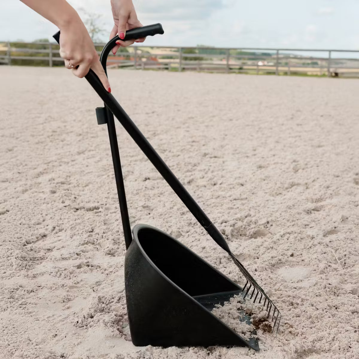 Grooming Deluxe Manure Bucket with Rake